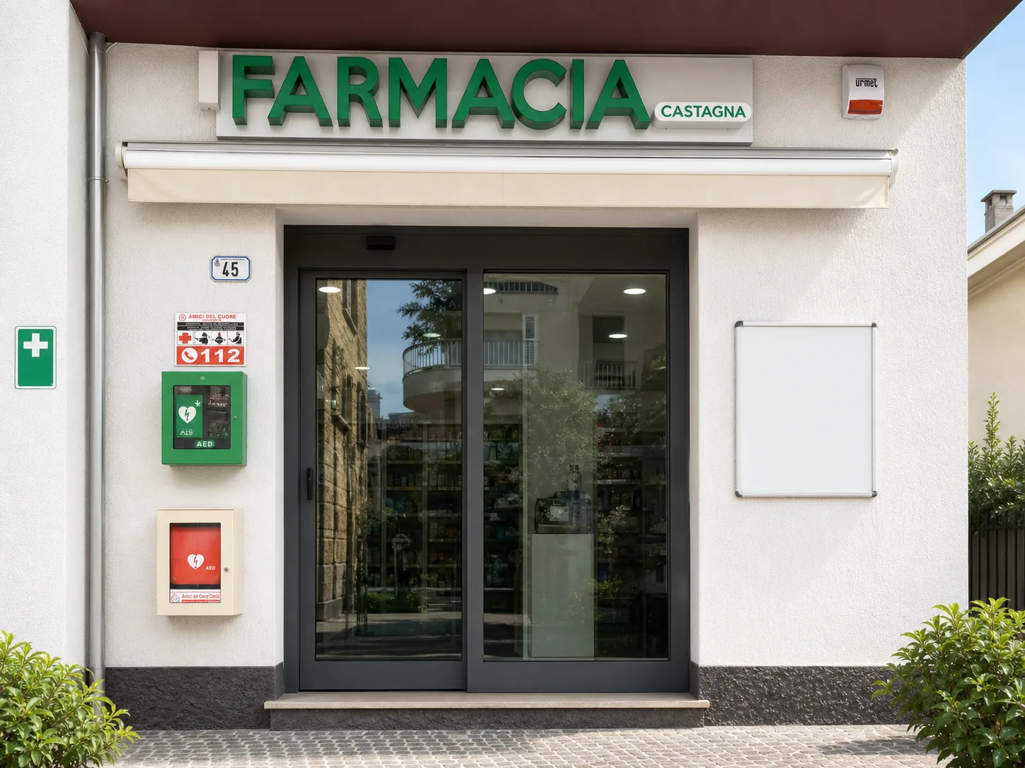 Ingresso della Farmacia Castagna in Via Roma 45 a Colonnella